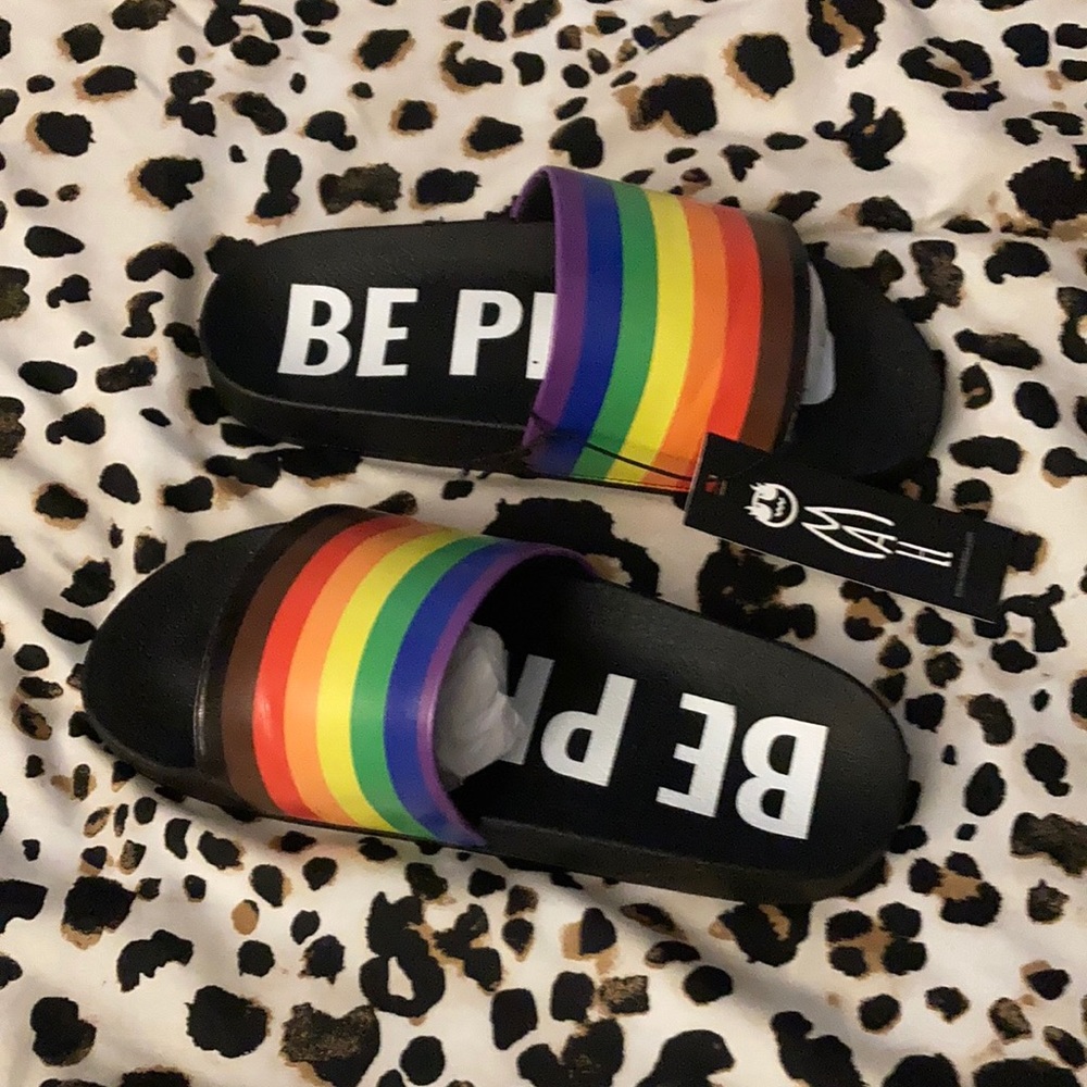 Mah pride comfy slippers 🌈 NWT size 6